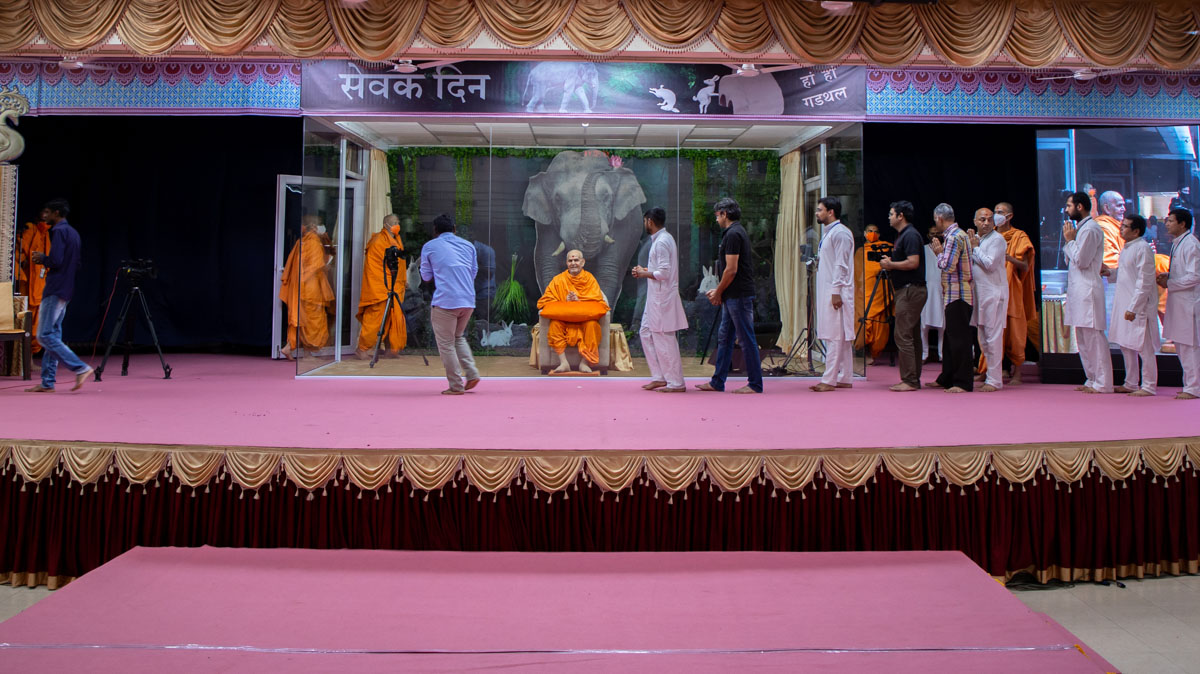 Volunteers doing samip darshan of Swamishri