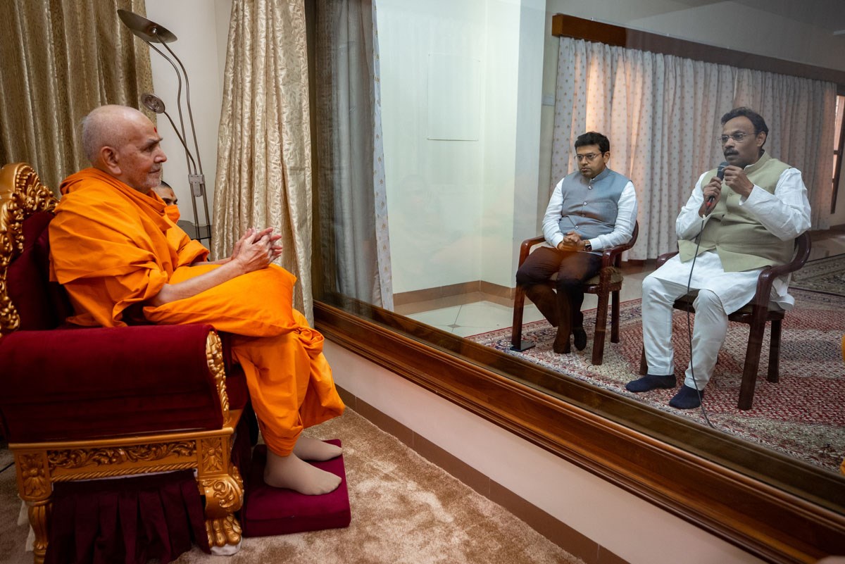 Shri Vinod Tawde in conversation with Swamishri