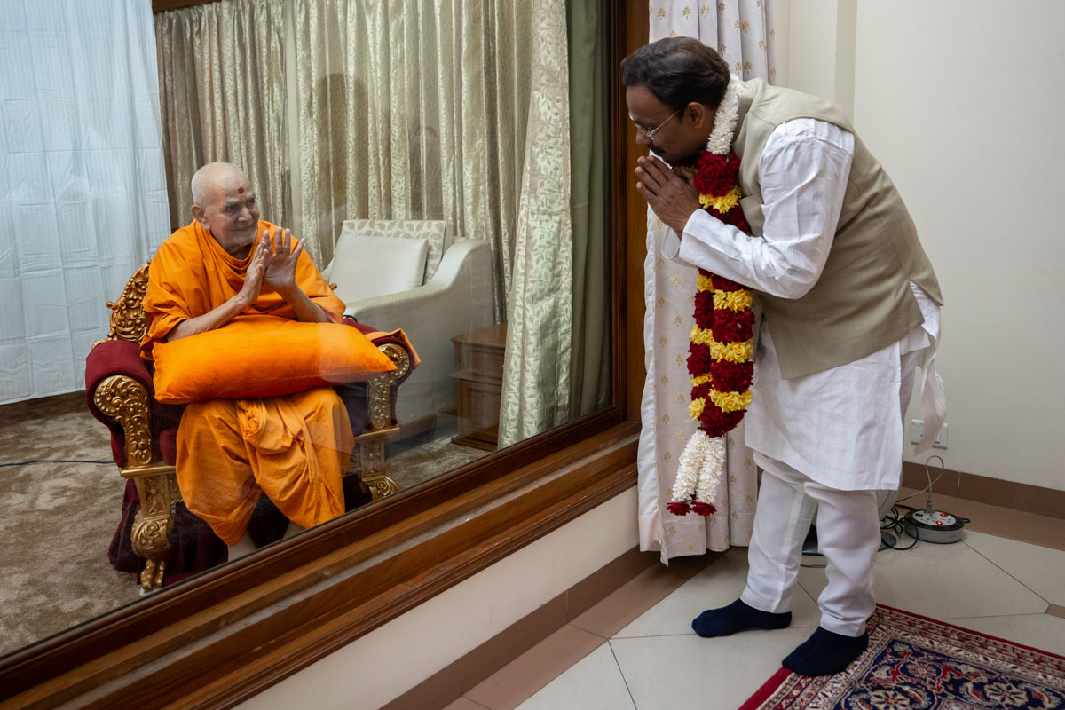 Swamishri blesses Shri Vinod Tawde