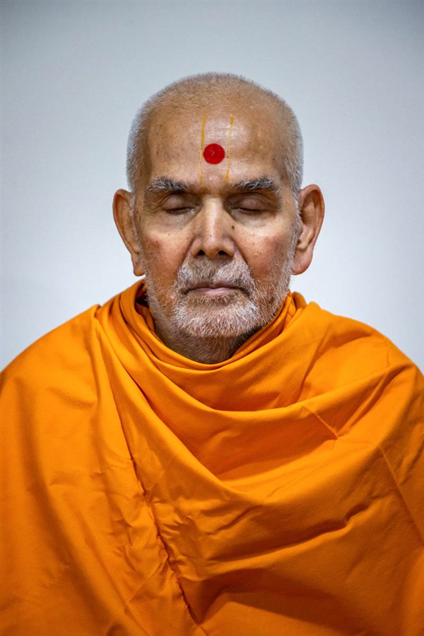Param Pujya Mahant Swami Maharaj meditates in his daily puja
