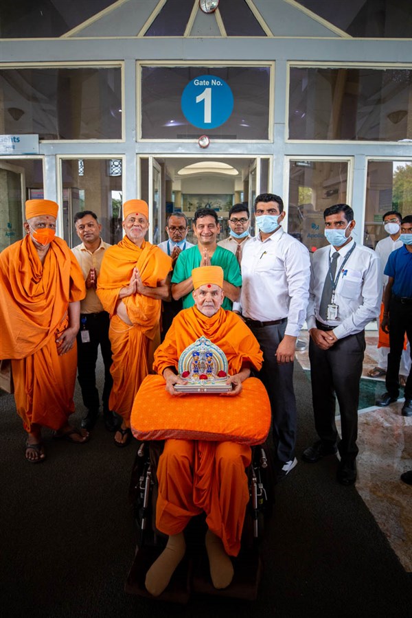 Dr. Sushil Jain and medical team with Swamishri