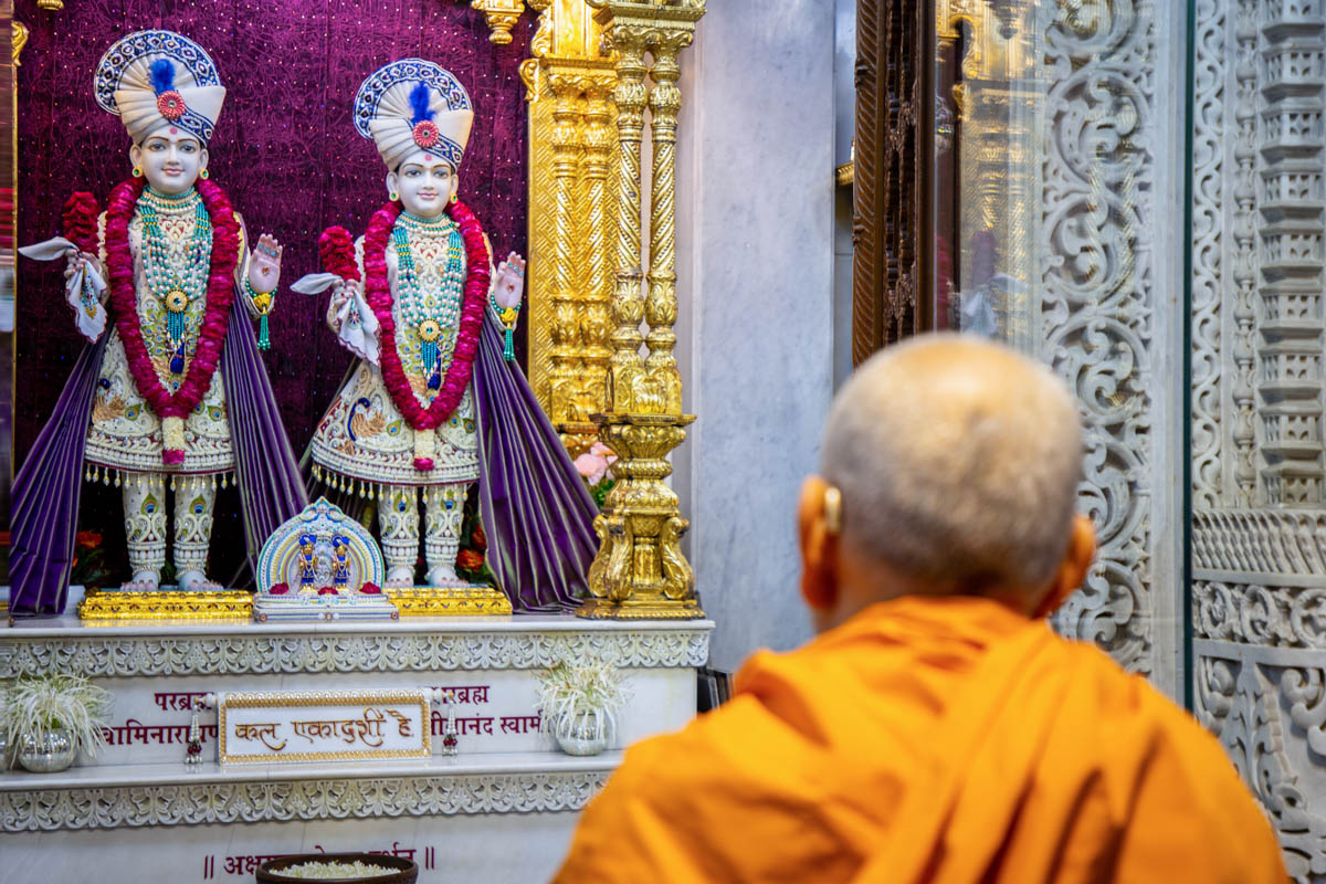 Swamishri engrossed in darshan of Bhagwan Swaminarayan, Aksharbrahma Gunatitanand Swami