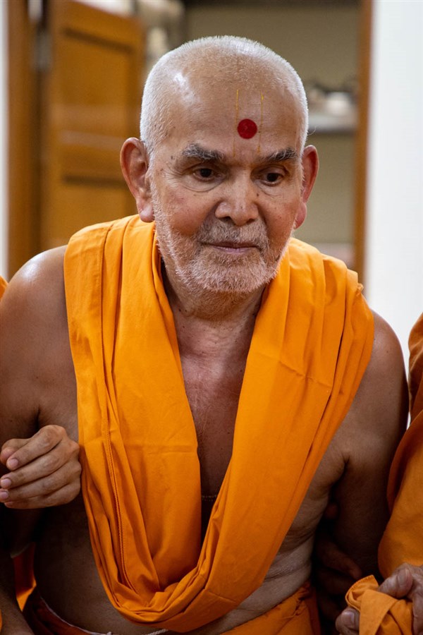 Swamishri observes prasad