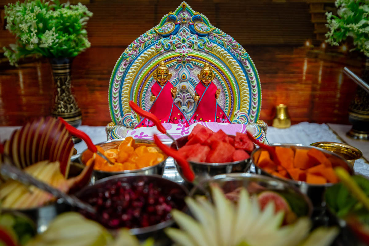 Thal of fruits is offered to Shri Harikrishna Maharaj and Shri Gunatitanand Swami
