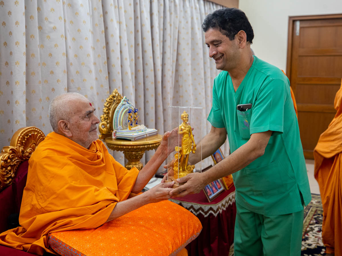 Swamishri presents a memento to Dr. Sushil Jain