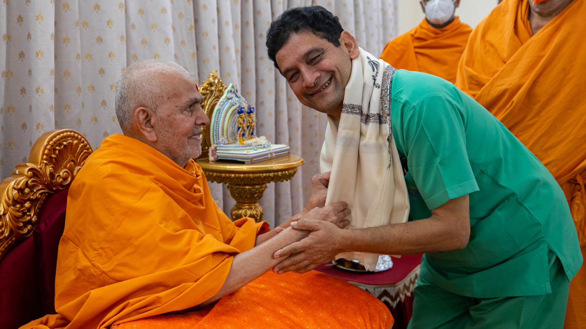 Swamishri honors Dr. Sushil Jain with a shawl