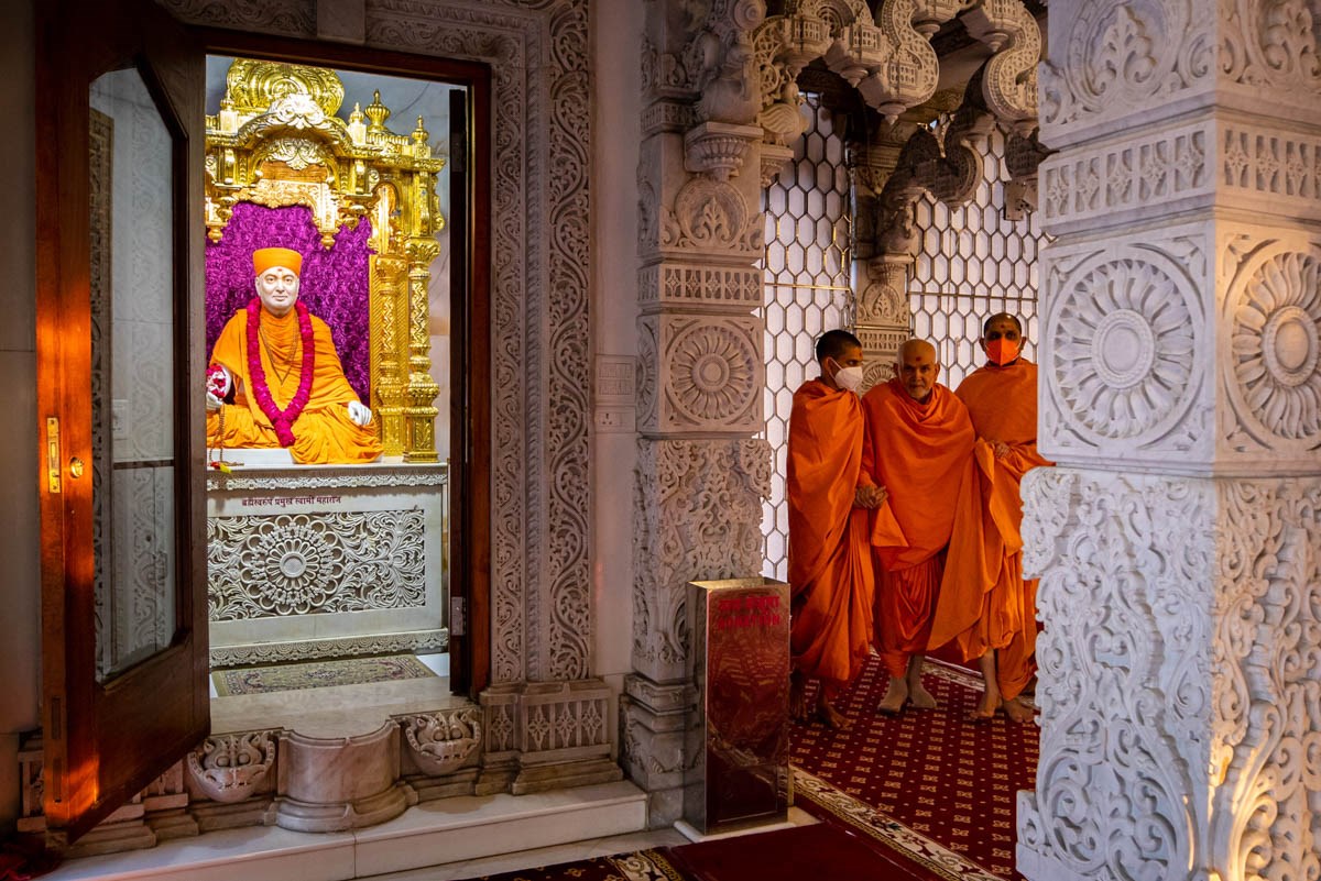 Swamishri after Thakorji's darshan
