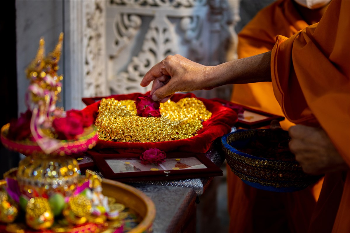 Swamishri performs Dhan Teras pujan rituals
