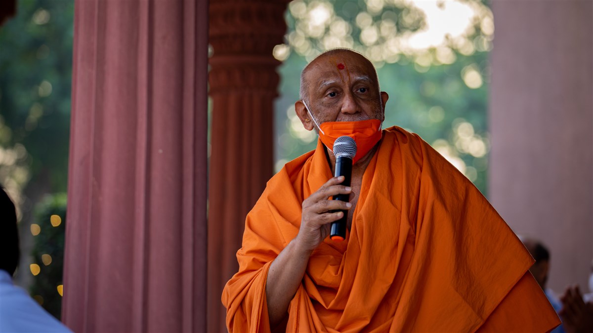 Atmaswarup Swami addresses all