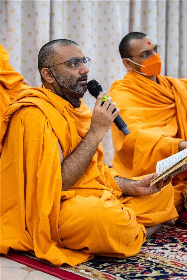 Gurumanan Swami sings a kirtan in Swamishri's daily puja