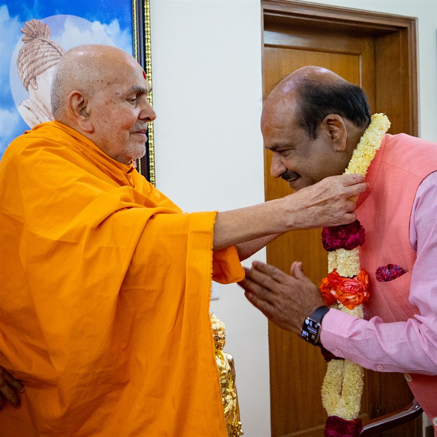Swamishri welcomes Shri Om Birla with a garland