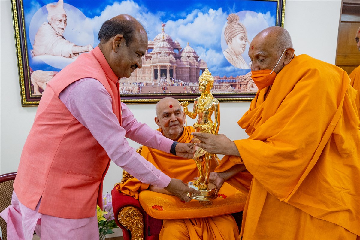 Shri Nilkanth Varni murti presented to Shri Om Birla