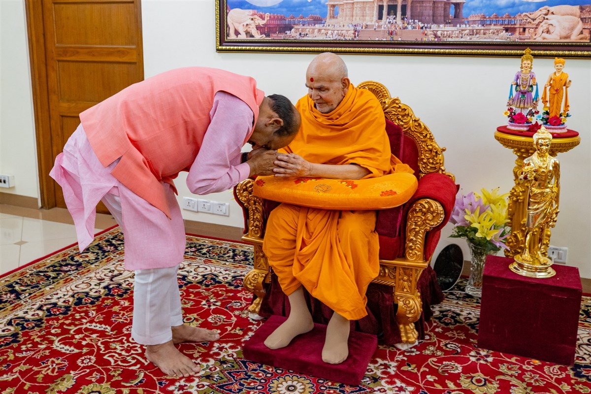 Shri Om Birla, Speaker of the Lok Sabha, India, meets Swamishri