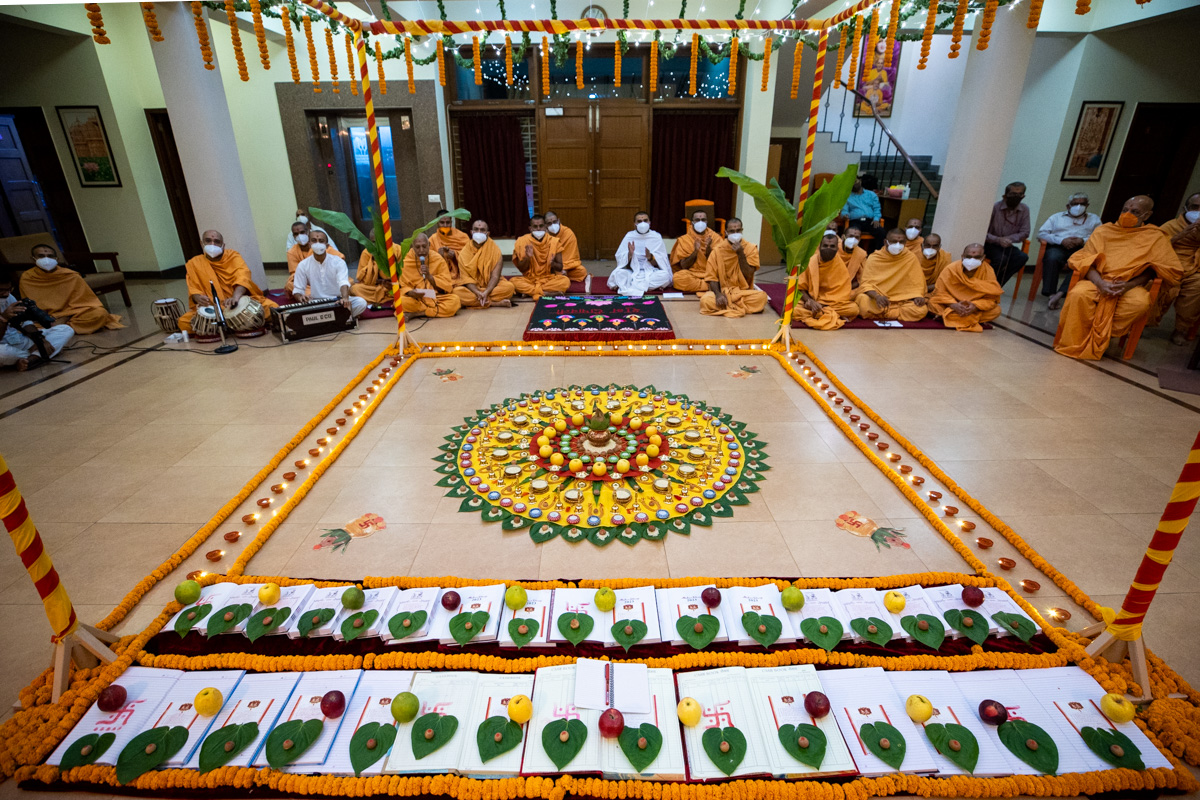 Sadhus doing Swamishri's puja darshan