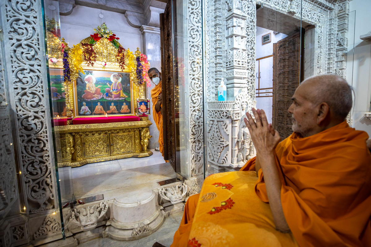 Swamishri engrossed in darshan of Shri Sukh Shaiya