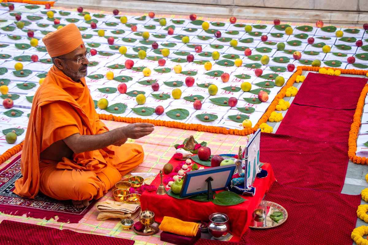 Munivatsal Swami performs the mahapuja rituals
