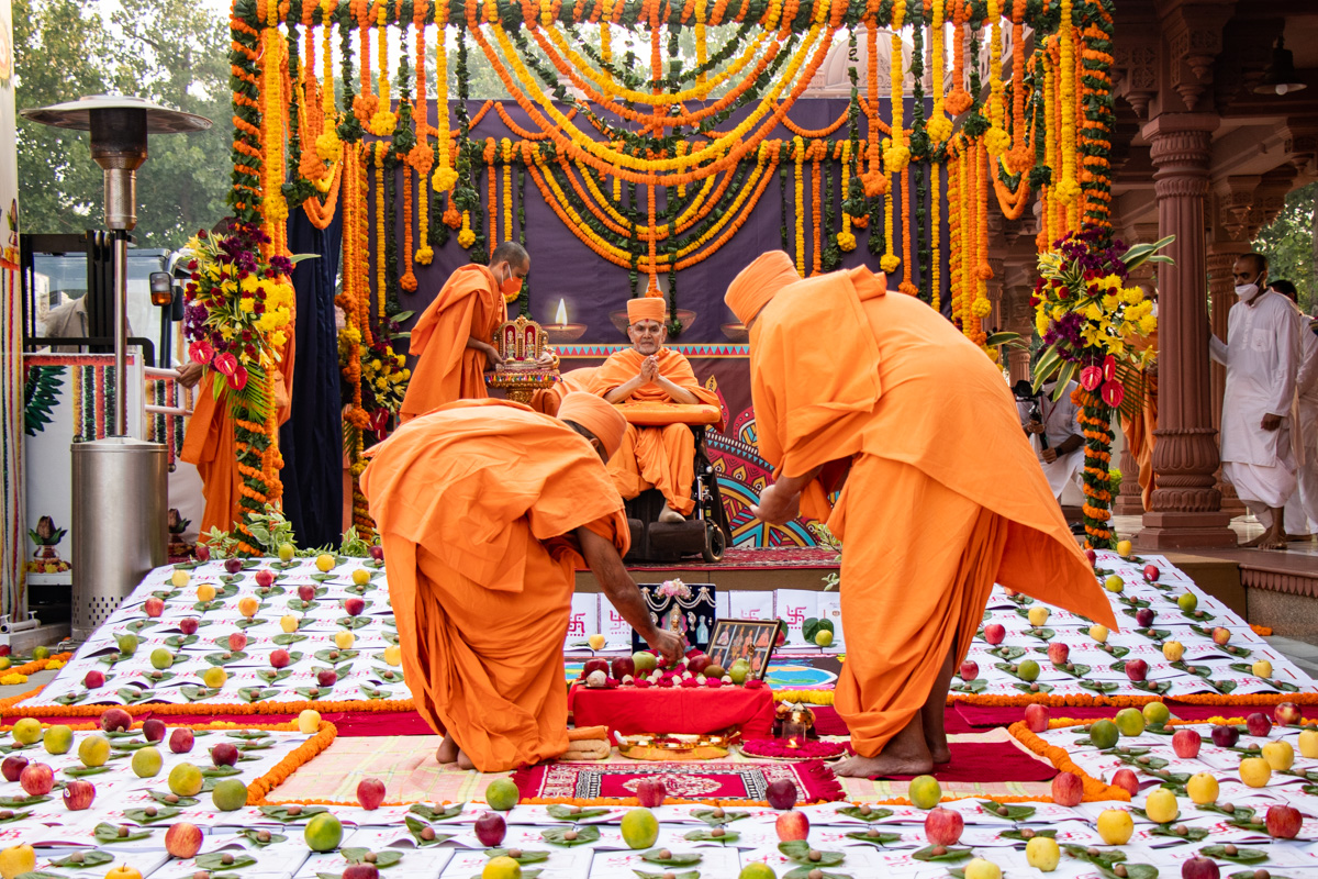 Swamishri arrives in the Chopda Pujan mahapuja