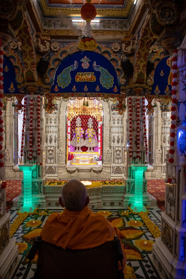 Swamishri engrossed in darshan of Shri Akshar-Purushottm Maharaj