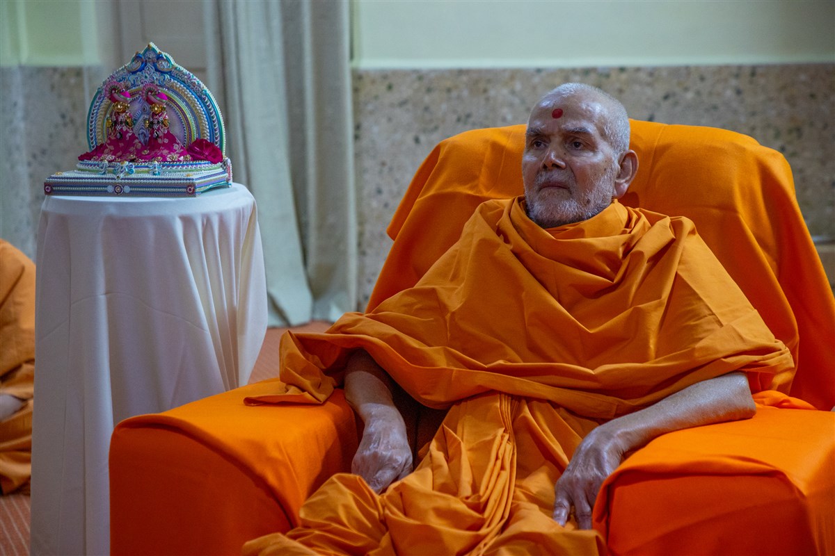 Swamishri during the solar eclipse assembly in the evening