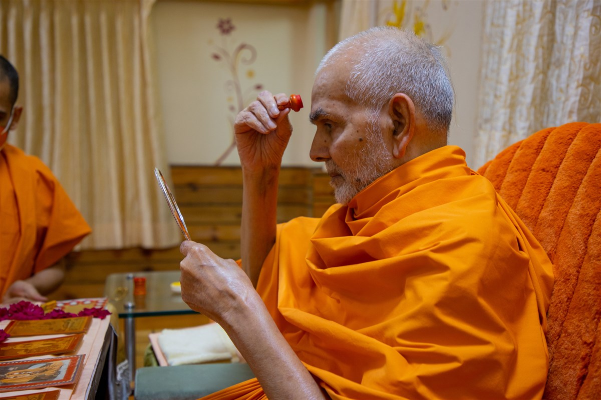 Swamishri performs his daily puja after the solar eclipse