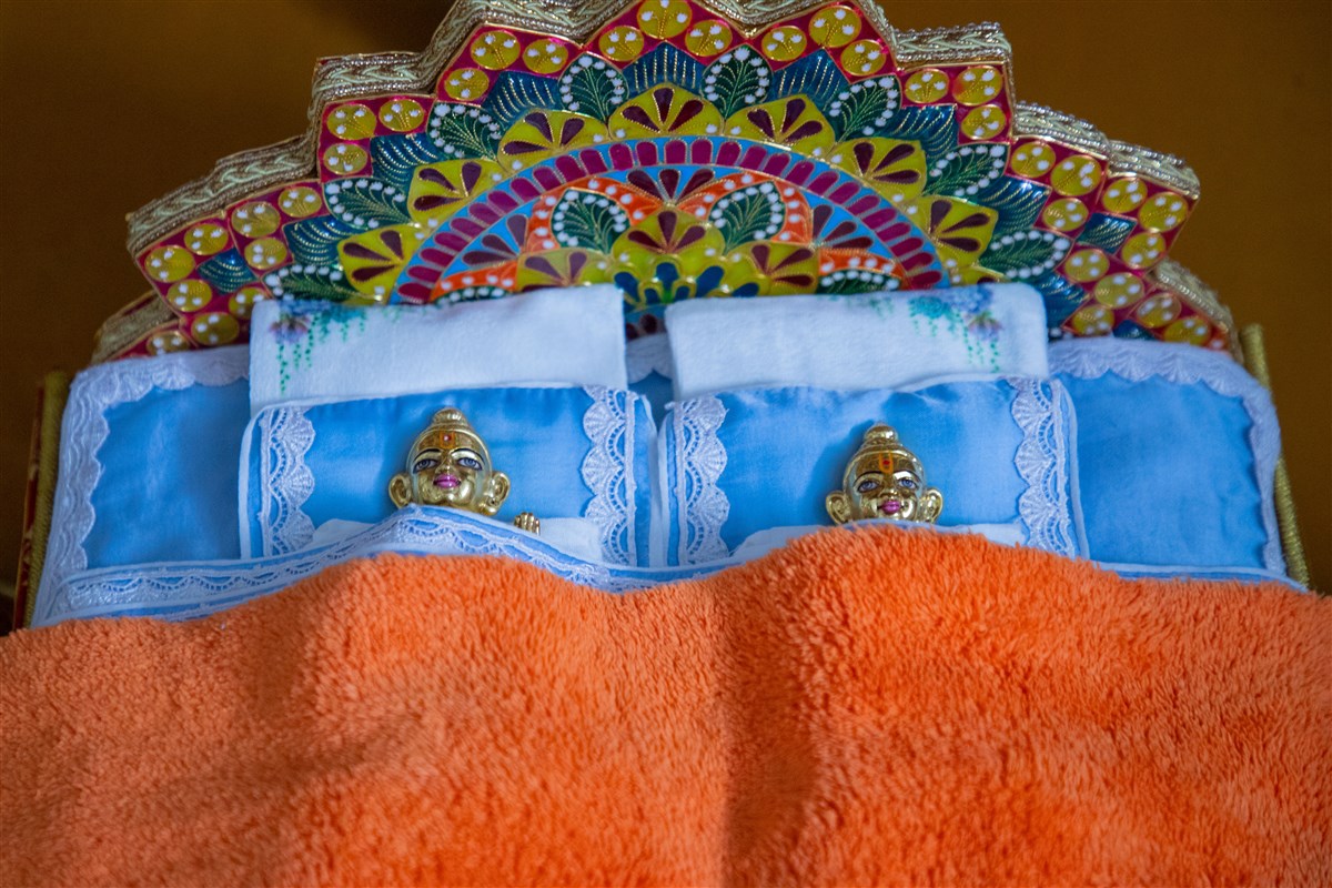 Shri Harikrishna Maharaj and Shri Gunatitanand Swami, morning darshan