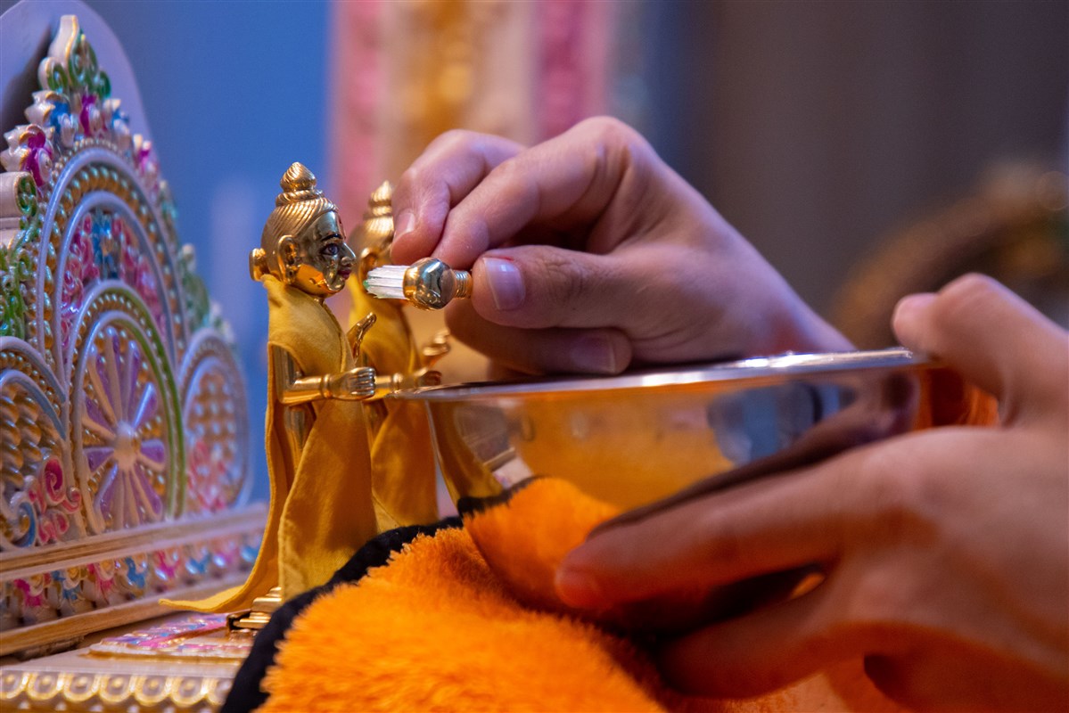 Shri Harikrishna Maharaj and Shri Gunatitanand Swami, morning darshan