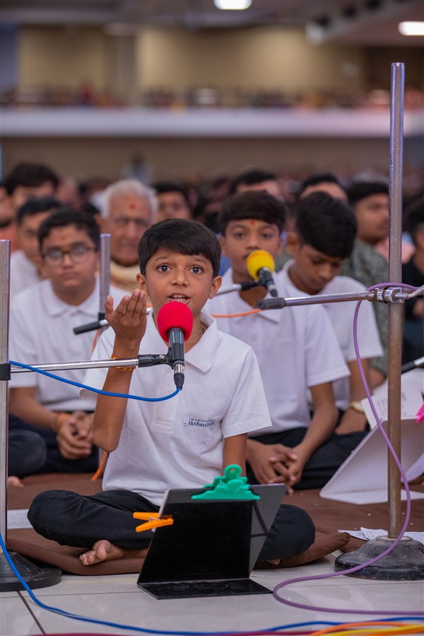 Children sing kirtans in Swamishri's daily puja