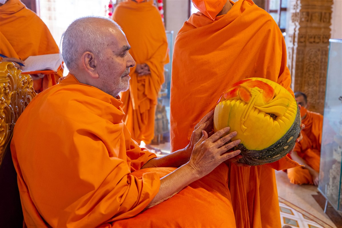 Swamishri observes an annakut item