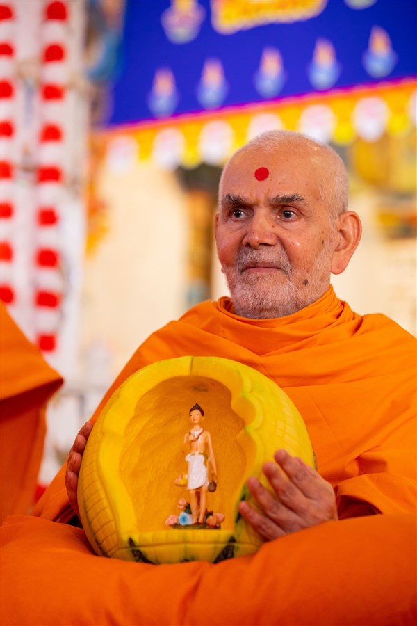 Swamishri with Shri Nilkanth Varni