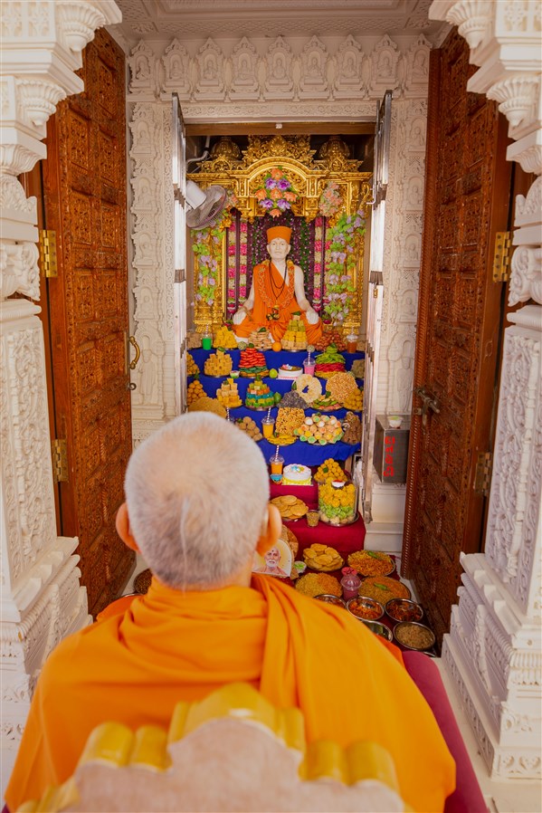 Swamishri doing darshan of annakut offered to Brahmaswarup Shastriji Maharaj