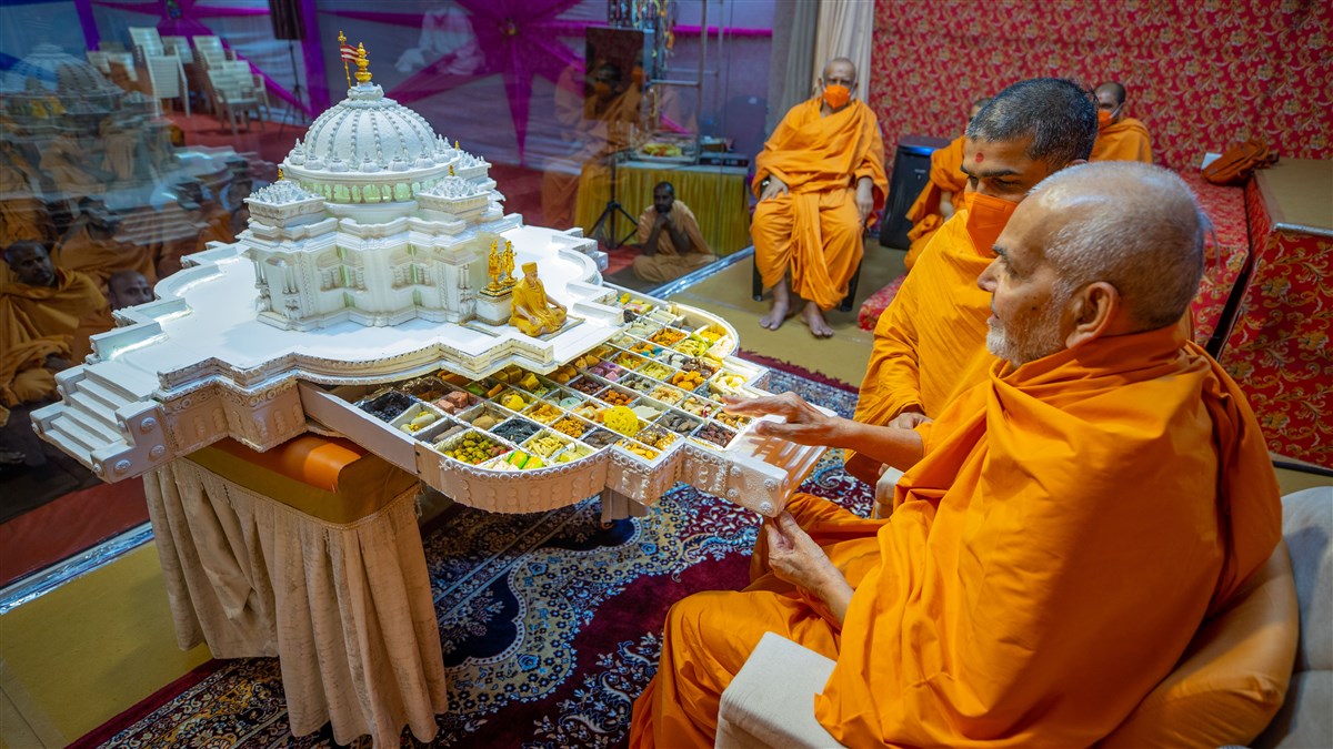 Swamishri observes an annakut prasad box