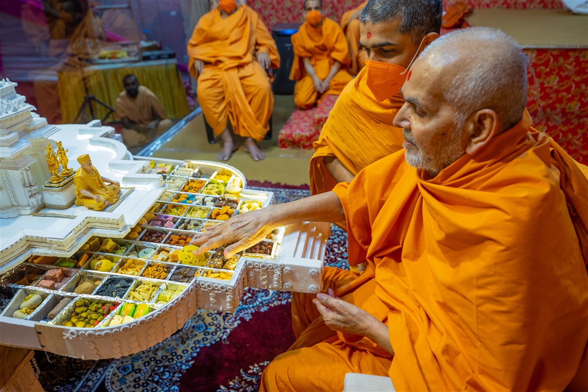 Swamishri observes an annakut prasad box