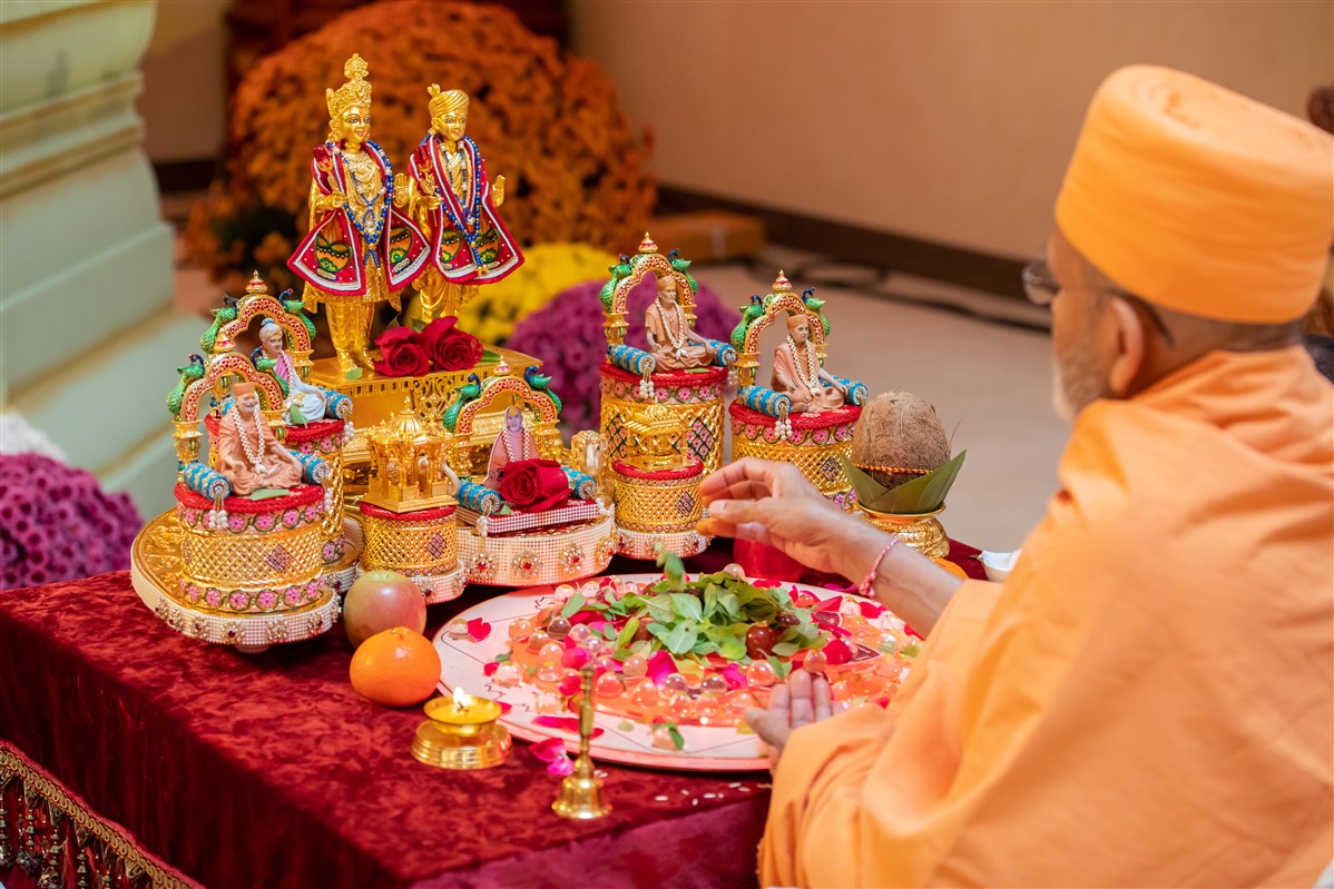 Pujya Yagnavallabh Swami performs the Chopda Pujan rituals.