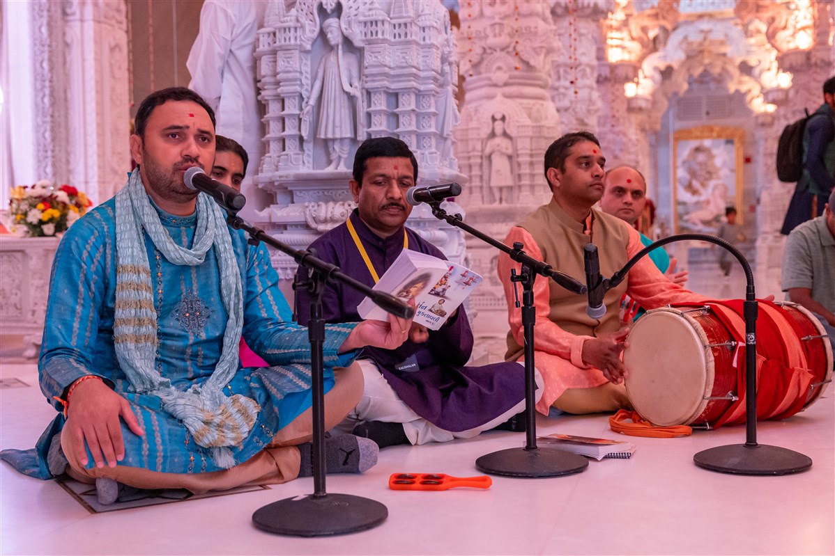 On the day of the Hindu New Year, devotees lovingly sing hymns with the accompaniment of traditional Indian instruments.