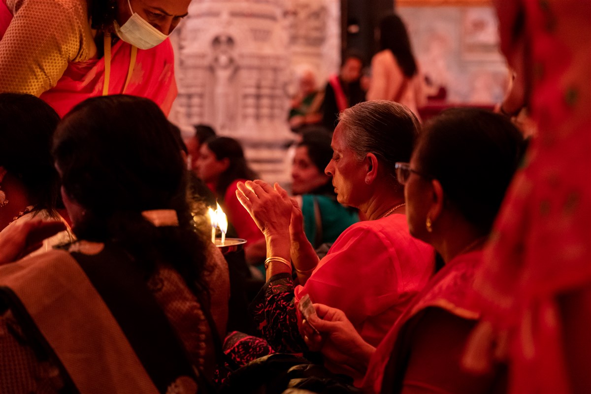 A devotee receives the aura of the arti.