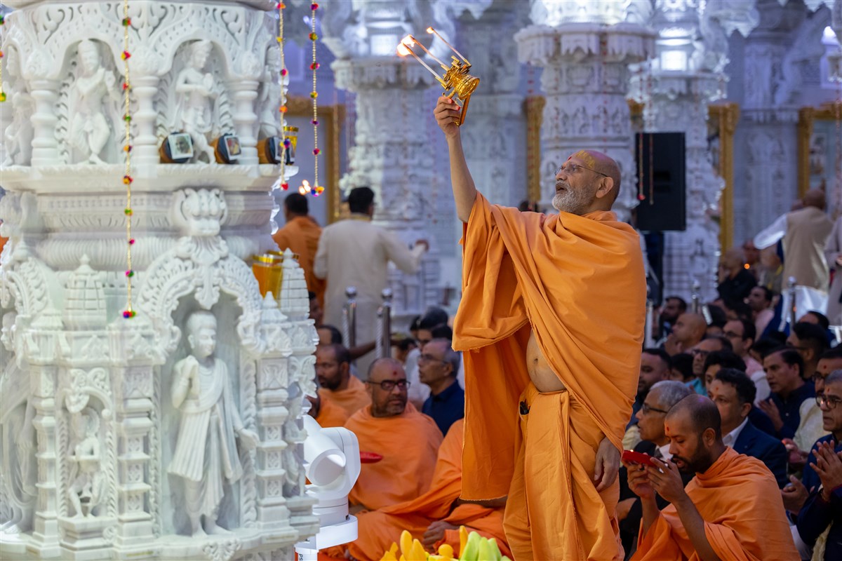 Pujya Yagnavallabh Swami performs the ceremonial Rajbhog Arti (ritual offering).