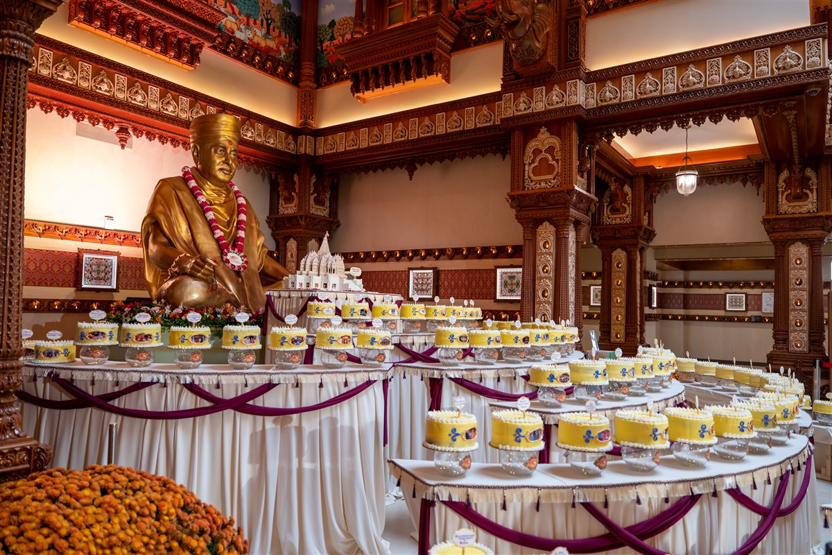 The Annakut of cakes offered to Pramukh Swami Maharaj.