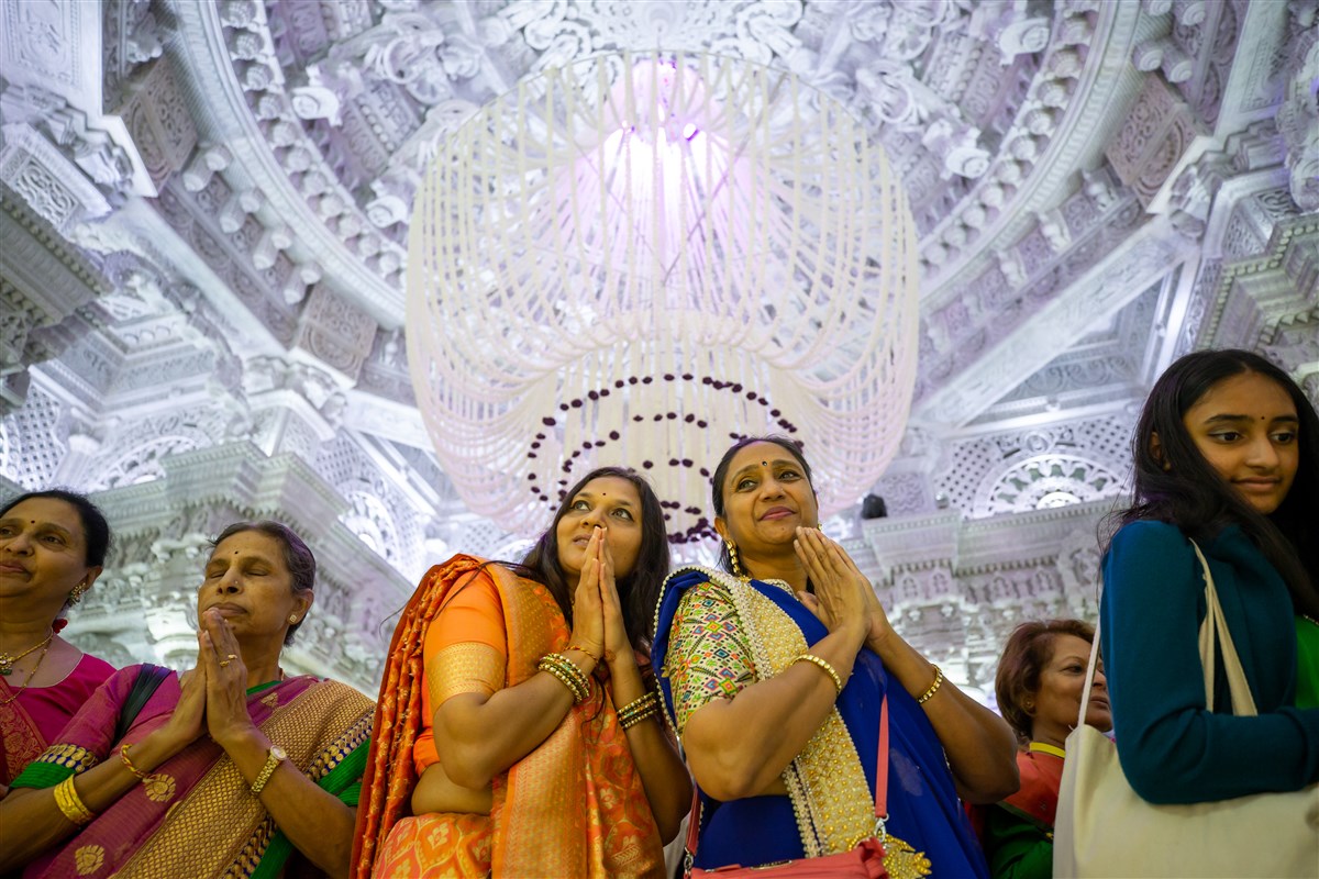 Devotees engrossed in the darshan of the Annakut.