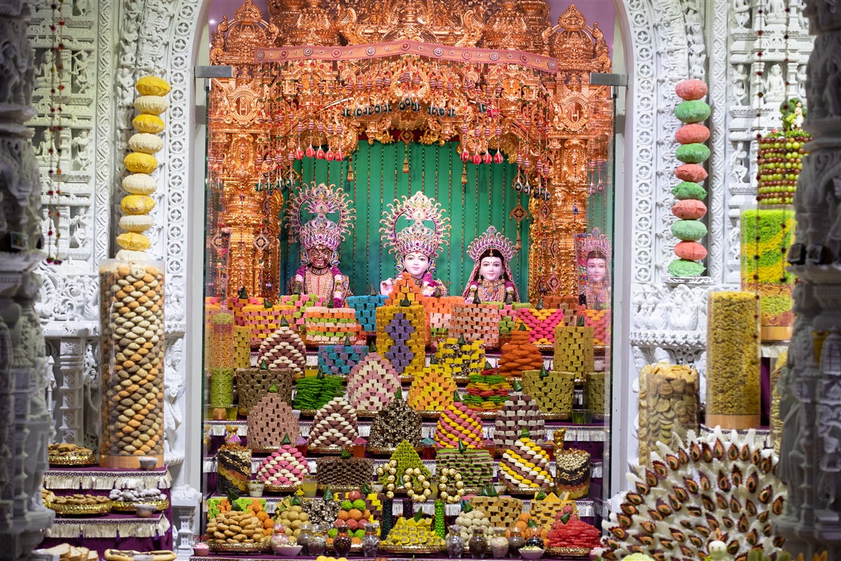 Annakut offered to Shri Radha-Krishna and Harikrishna Maharaj