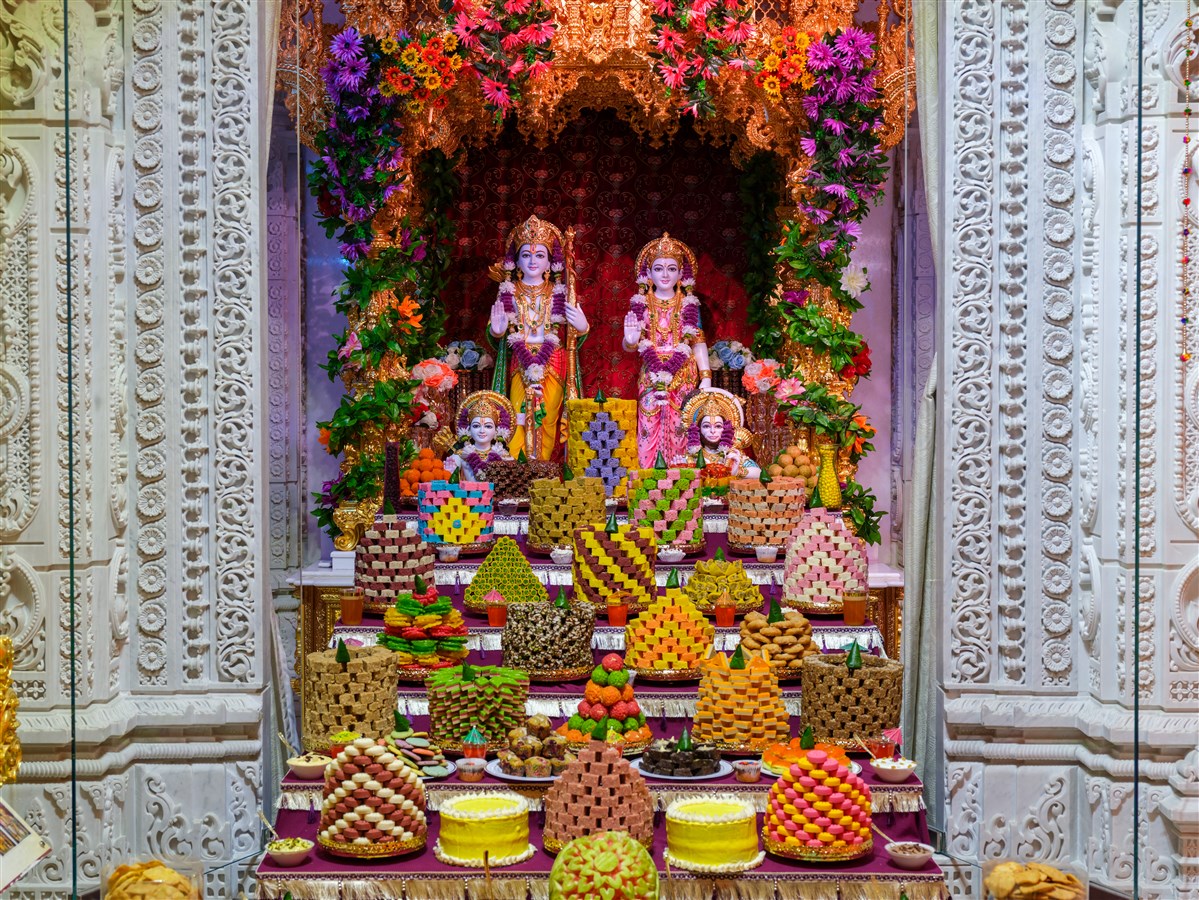 Annakut offered to Shri Ramji, Shri Sitaji, Shri Lakshmanji, Shri Hanumanji