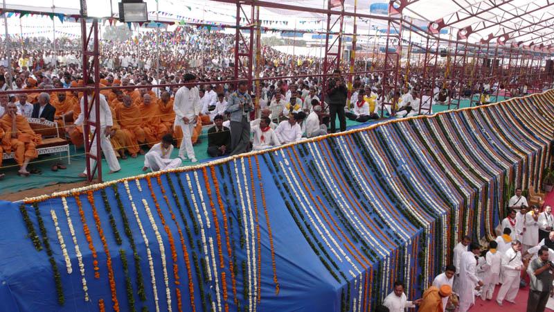 Devotees performing the mandir shilanyas rituals