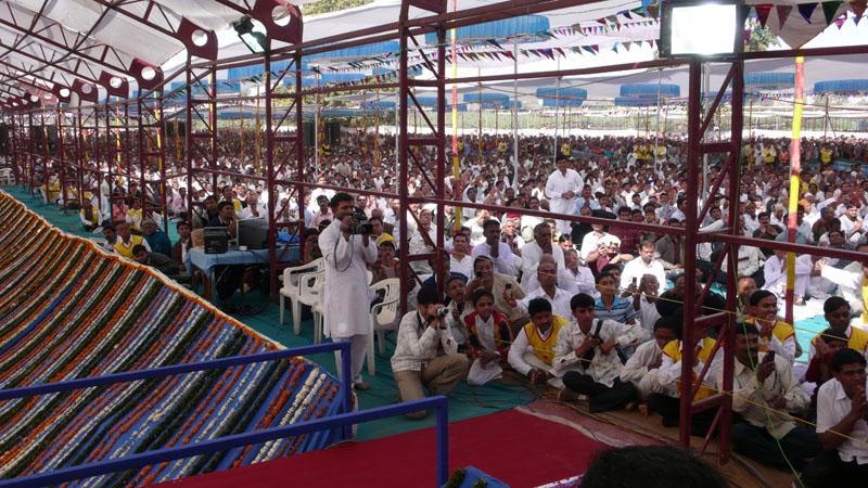 Devotees performing the mandir shilanyas rituals