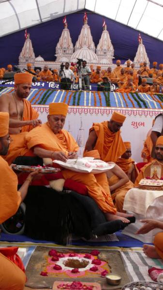 Swamishri performs shilanyas rituals