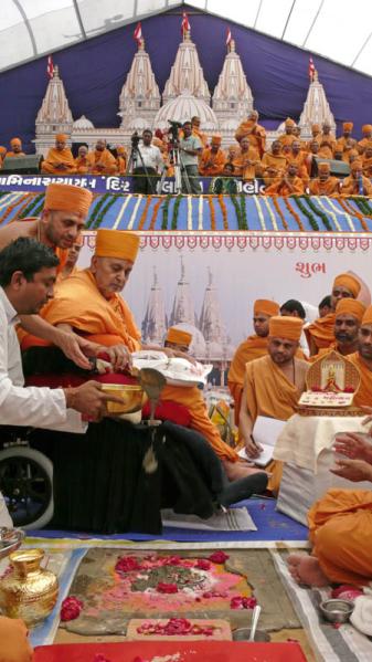 Swamishri performs shilanyas rituals