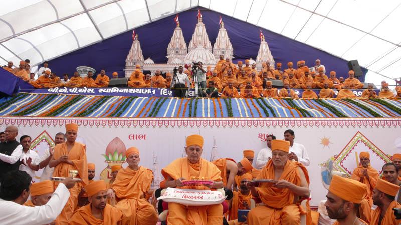 Swamishri performs shilanyas arti 