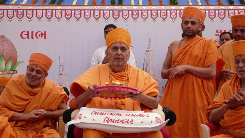 Swamishri performs shilanyas arti 