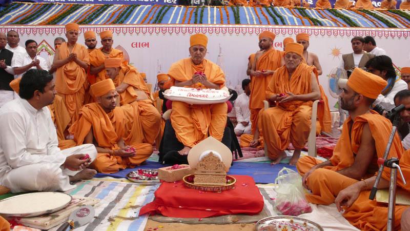 Swamishri performs ritual of mantra pushpanjali