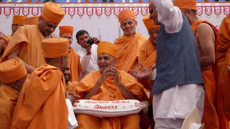 Swamishri blesses Virchandkaka, a veteran devotee