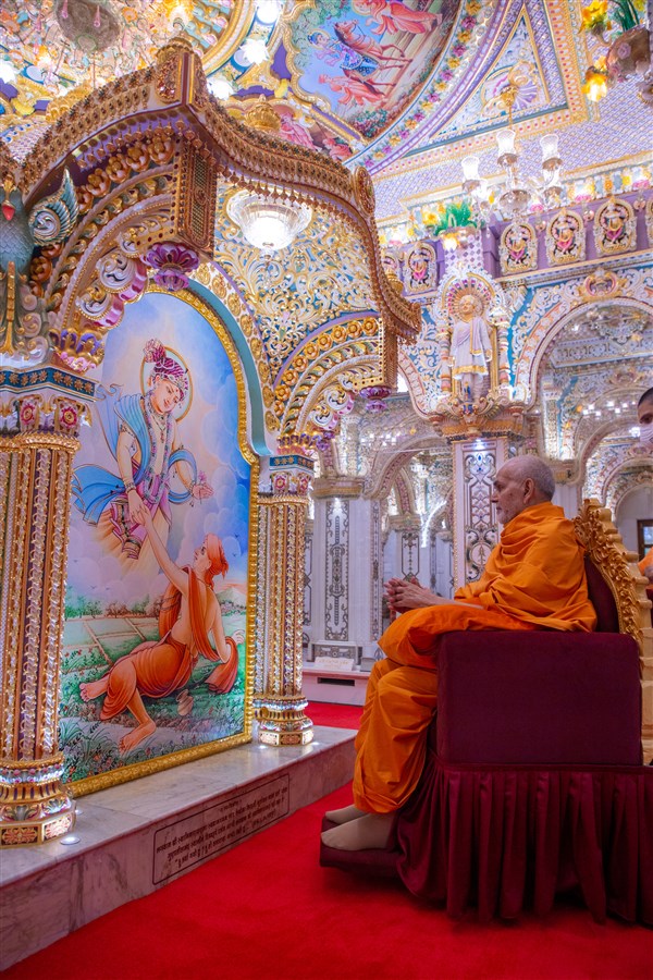 Swamishri engrossed in darshan of the Akshar Deri