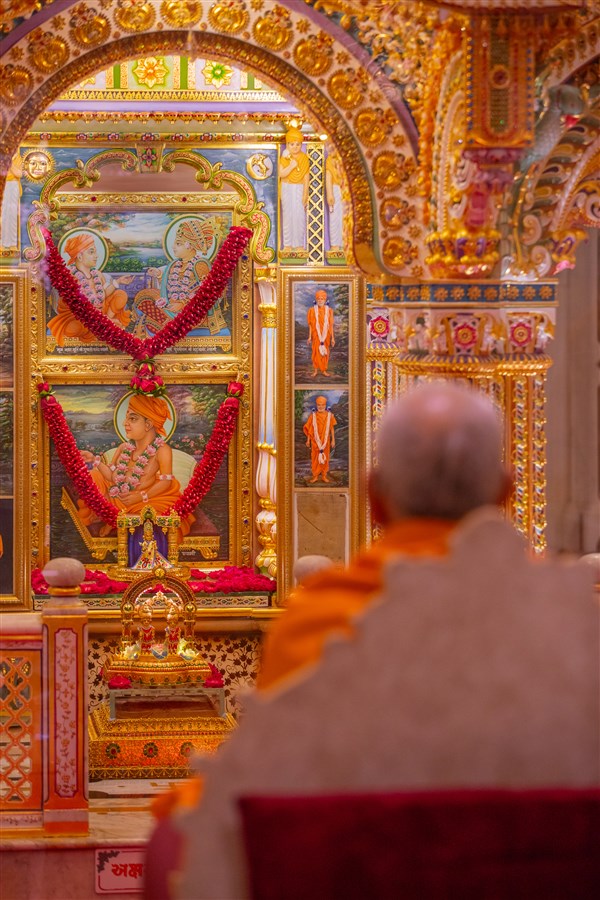 Swamishri engrossed in darshan of the Akshar Deri